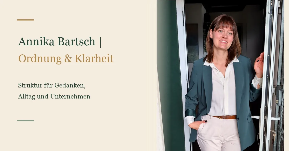 Annika Bartsch, Systemischer Business Coach i.A., vor einer geöffneten Tür als Sinnbild für berufliche Neuorientierung.