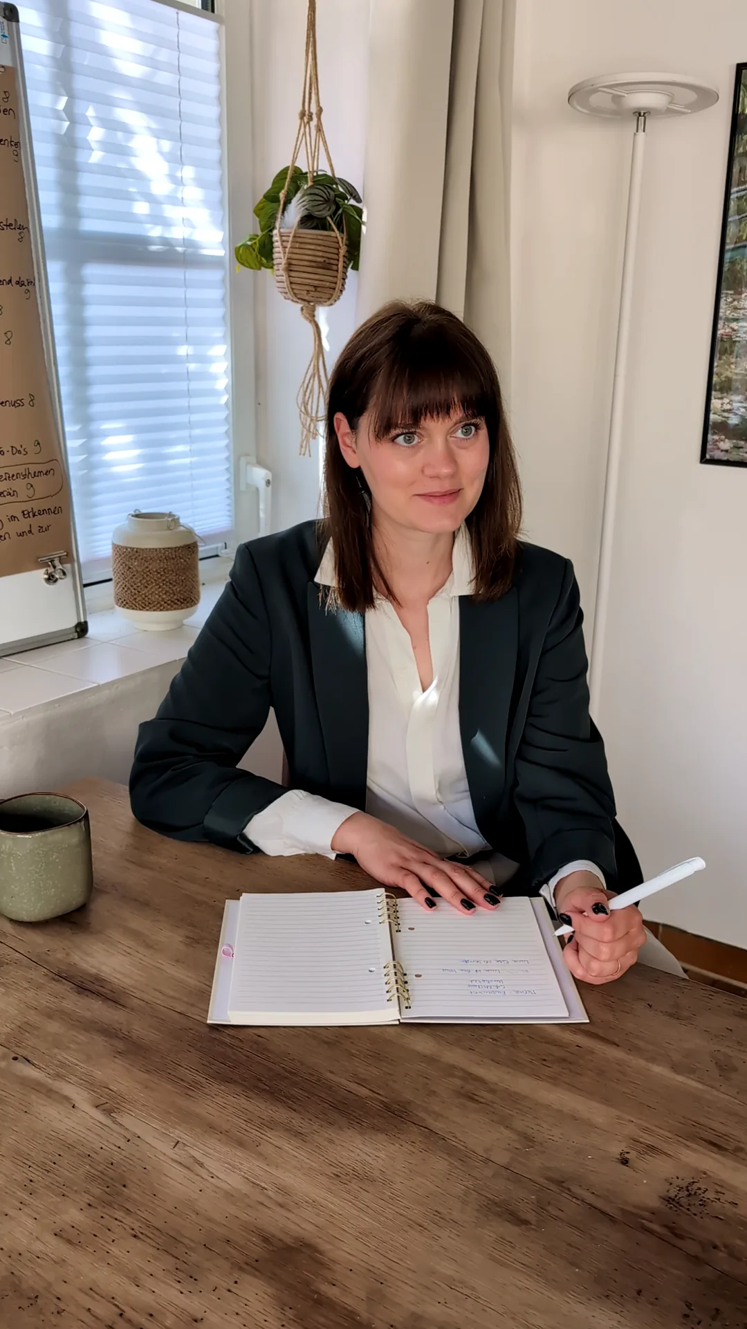 Annika Bartsch bei der Vorbereitung einer Strukturarbeit am Schreibtisch