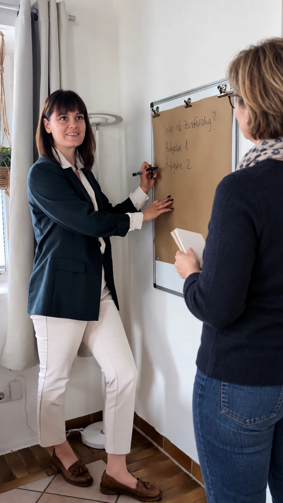 Annika Bartsch bei einer dargestellten Strukturarbeit mit einer Klientin am Board